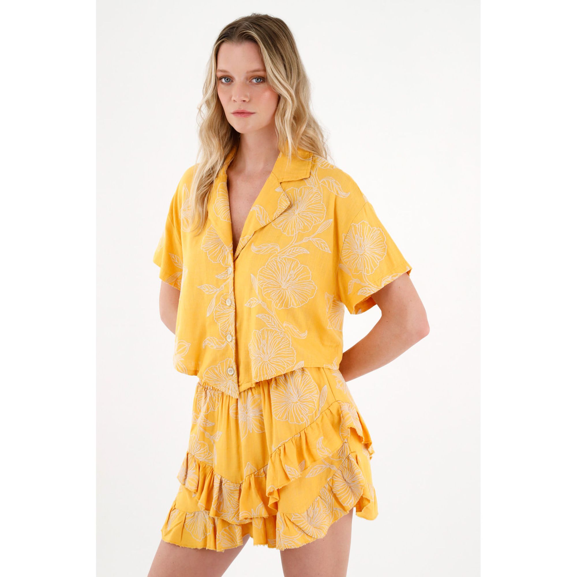 Camisa amarilla con bordado de flores para mujer