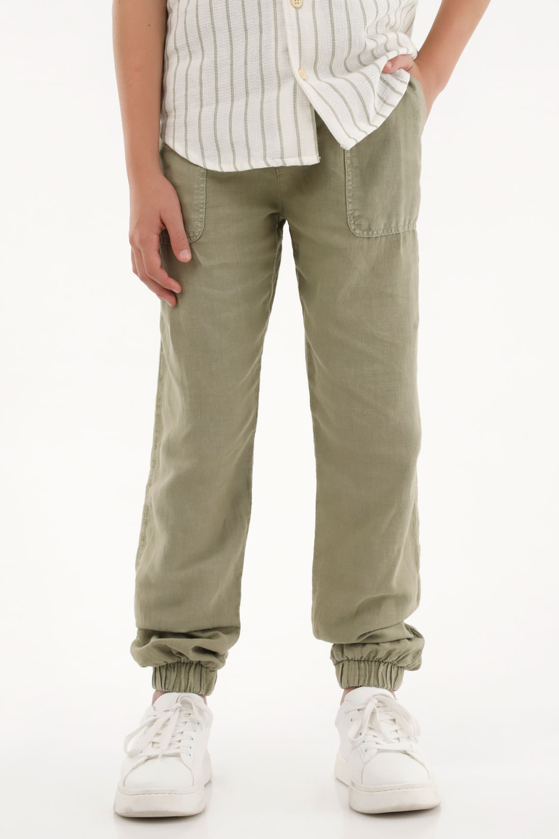 Pantalón jogger verde en apariencia lino para niño
