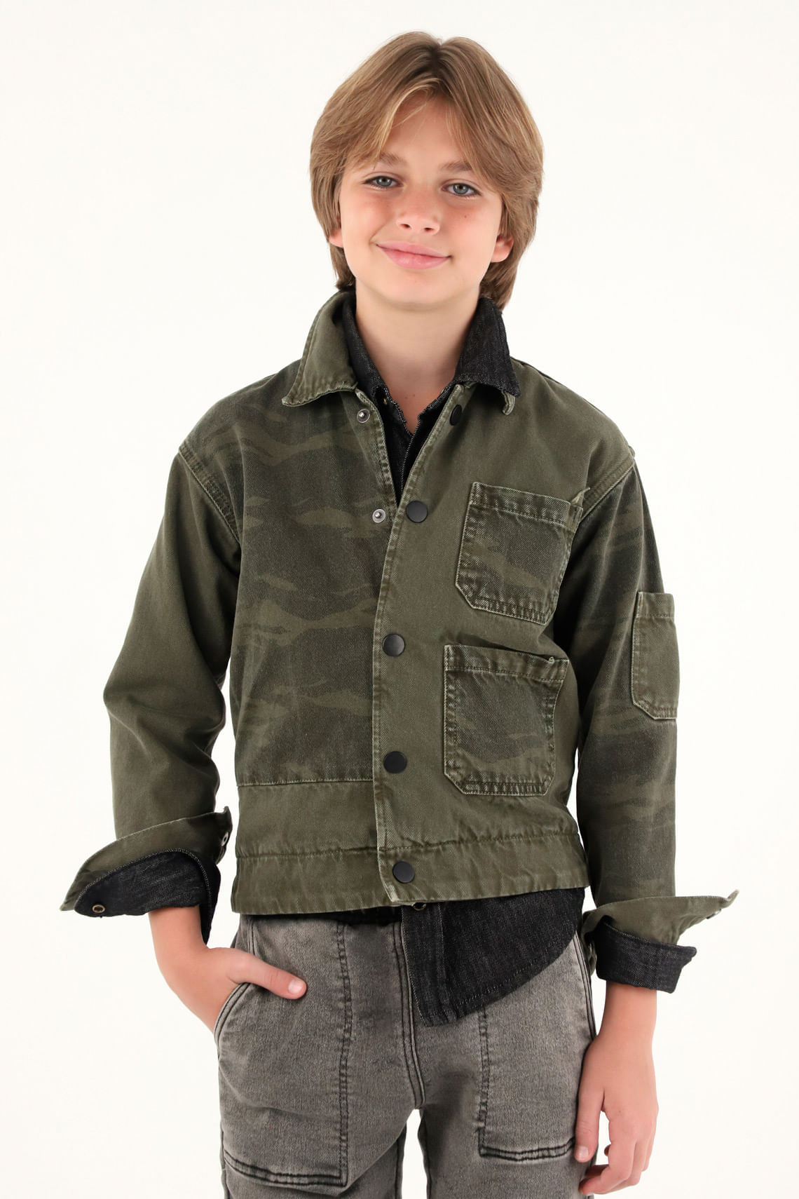 Chaqueta verde con bolsillos delanteros para niño