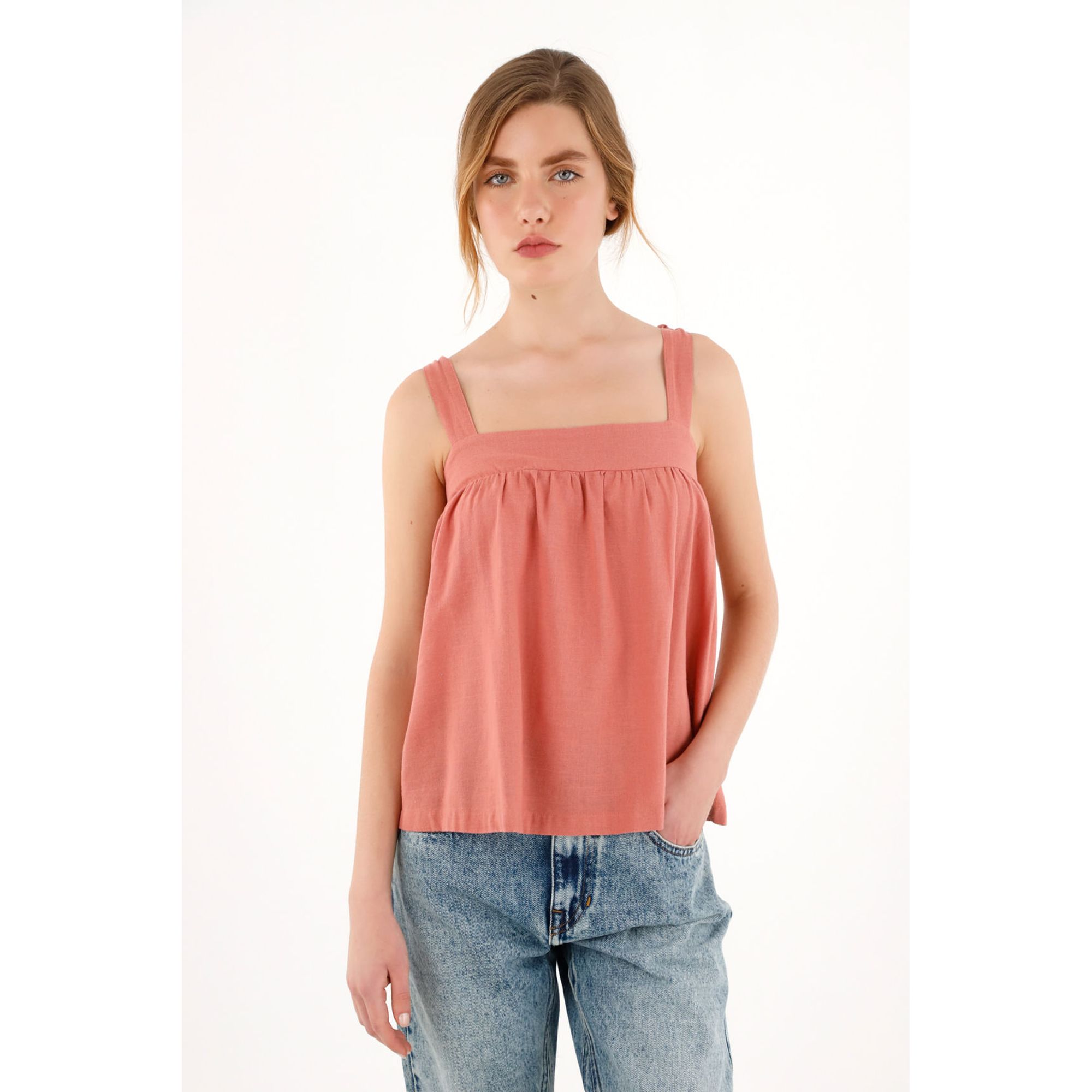 Camisa con escote recto rosada para mujer