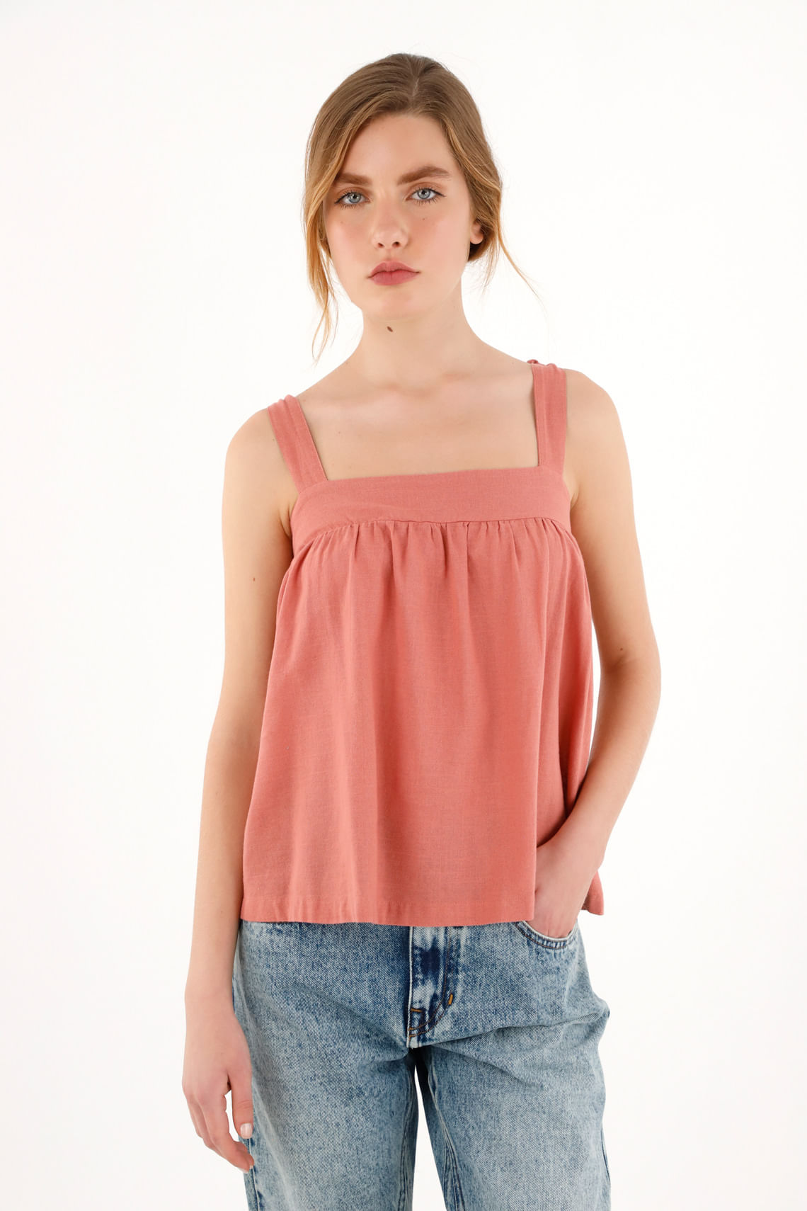 Camisa con escote recto rosada para mujer