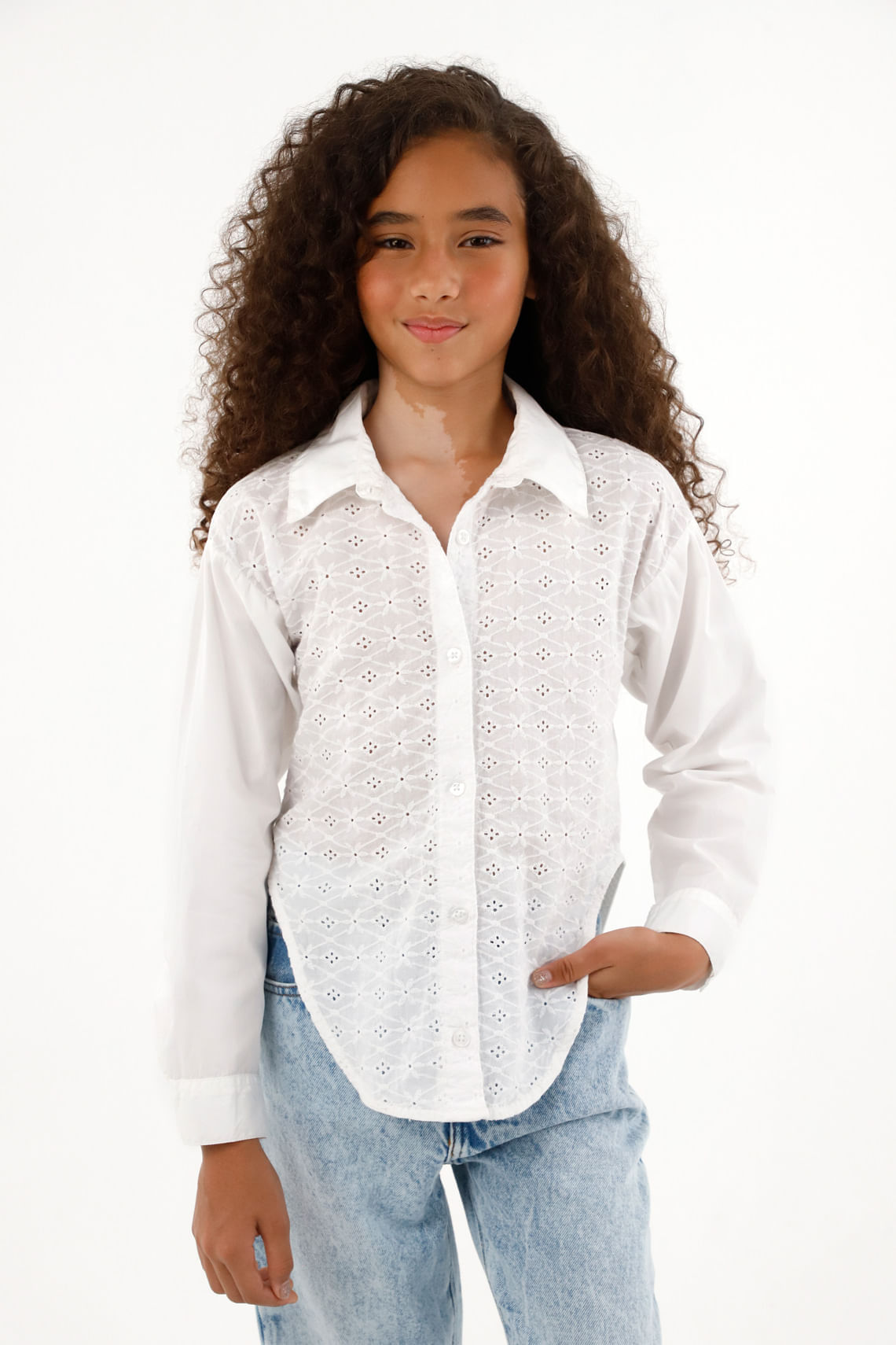 Camisa clásica con ojalillo blanca para mujer