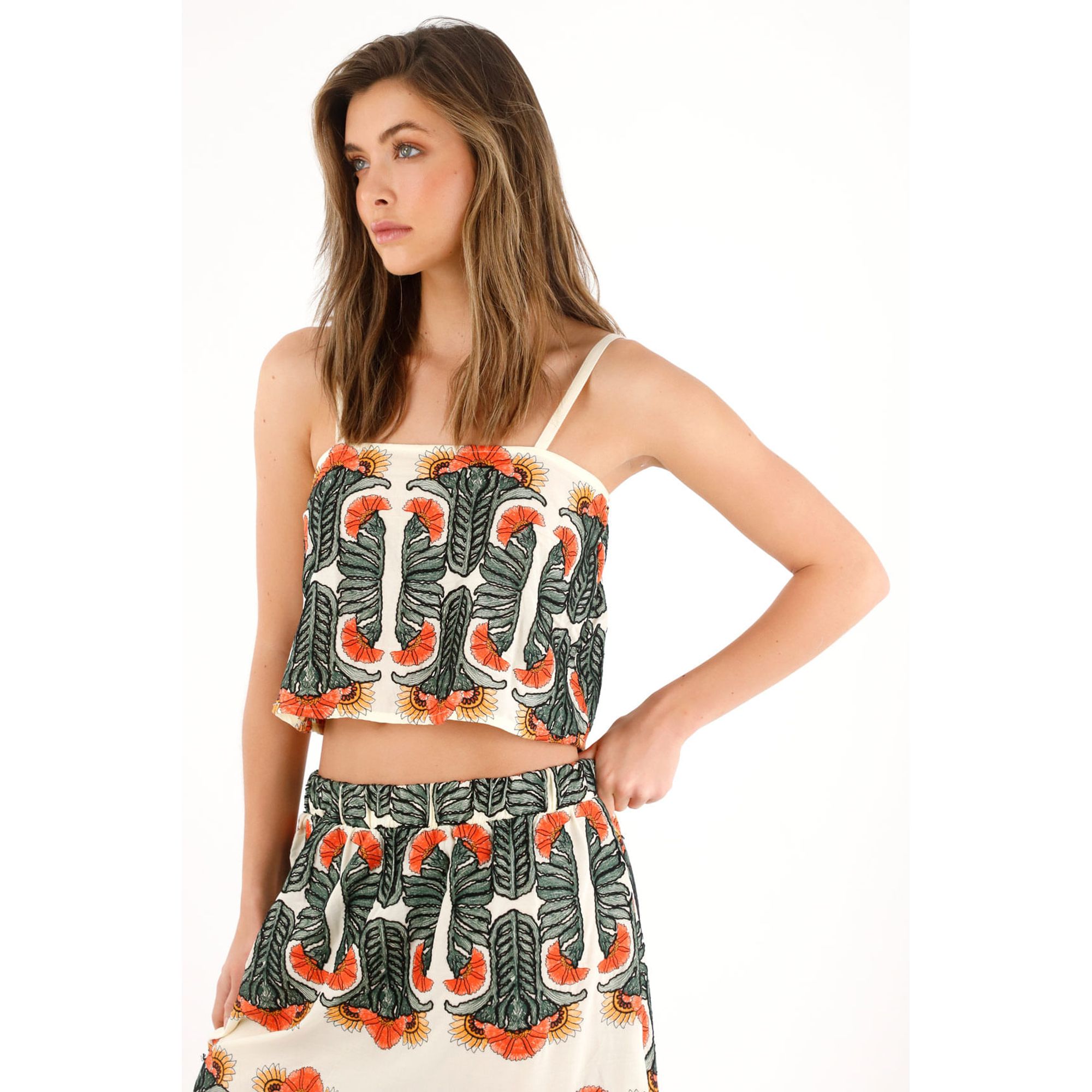 Camisa corta en tela bordada para mujer