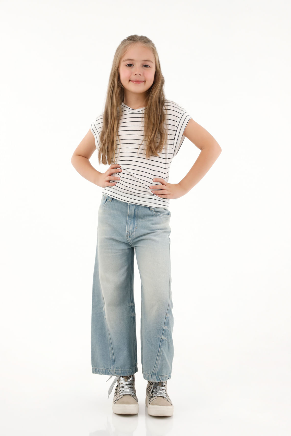 Jean Wide Leg tono claro con cortes en costados para niña