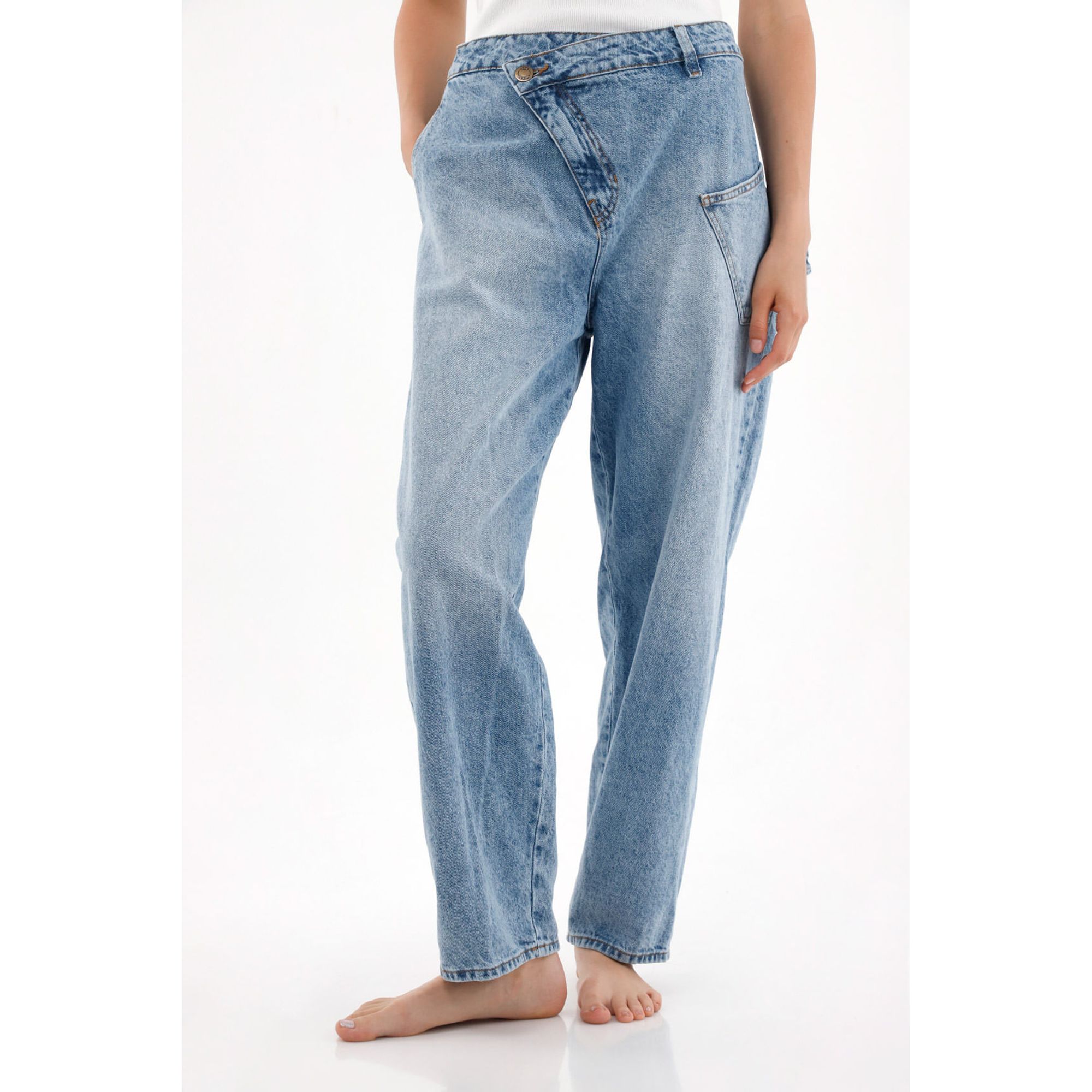Jean Slouchy tiro bajo con jota asimétrica para mujer