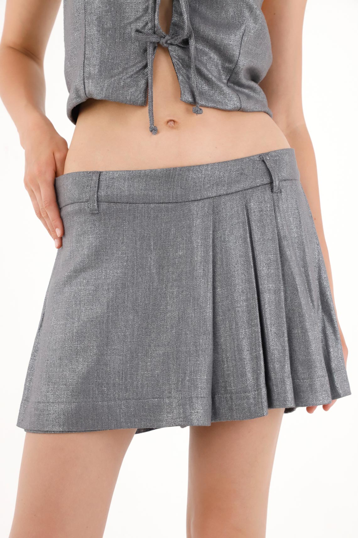 Falda short metalizada con tablas para mujer