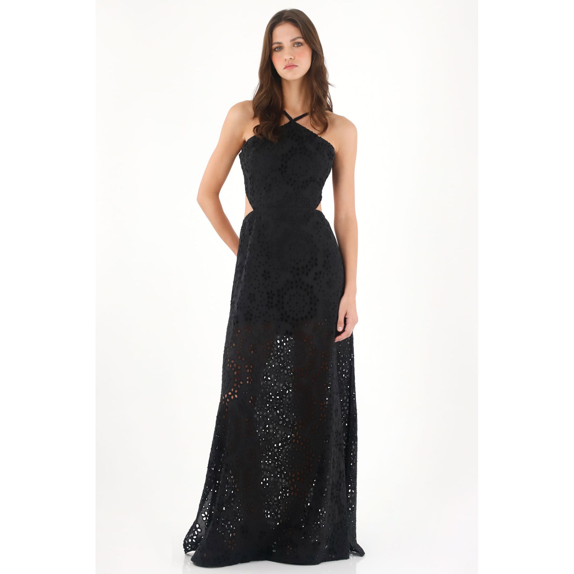Vestido largo de cuello halter en tela ojalillo negro para mujer