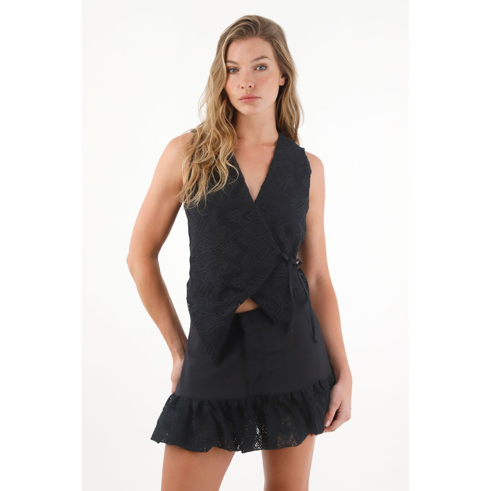 Camisa tipo chaleco bordada negra para mujer