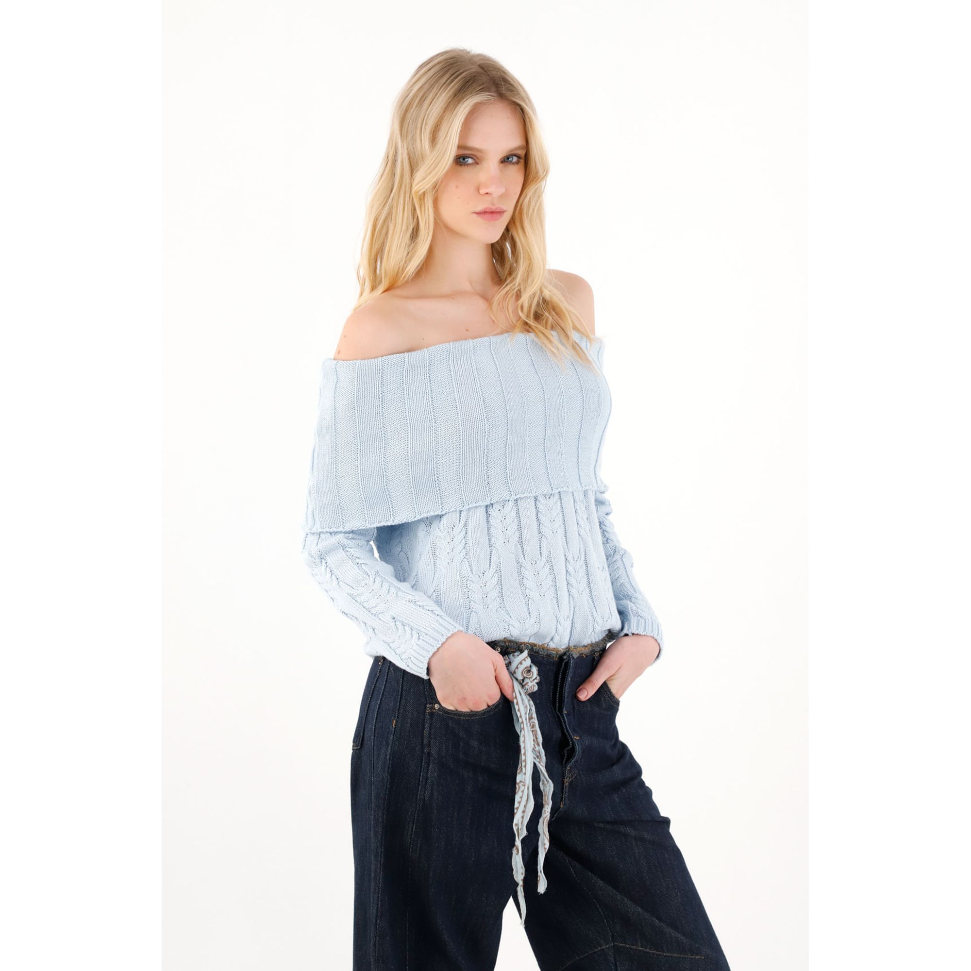 Buzo en tejido trenzado con escote azul para mujer