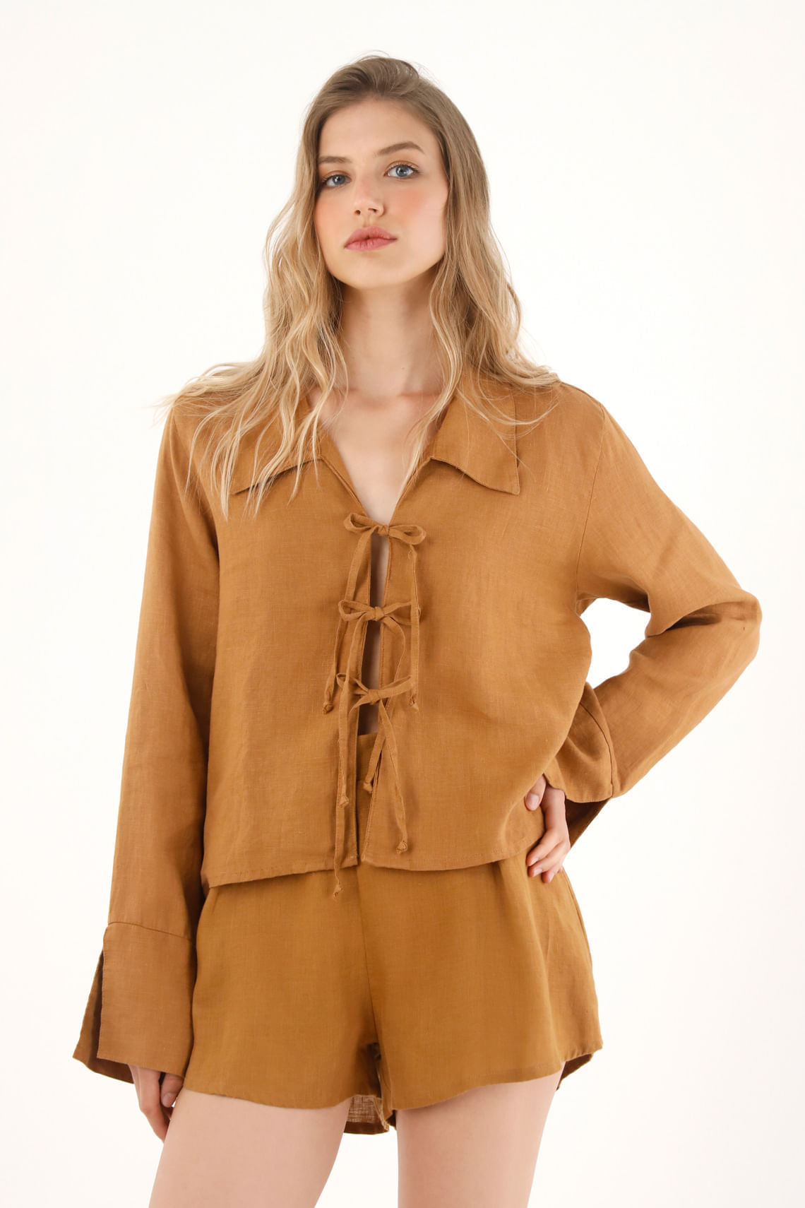 Camisa en 100% lino con tiras que anudan en frente café para mujer