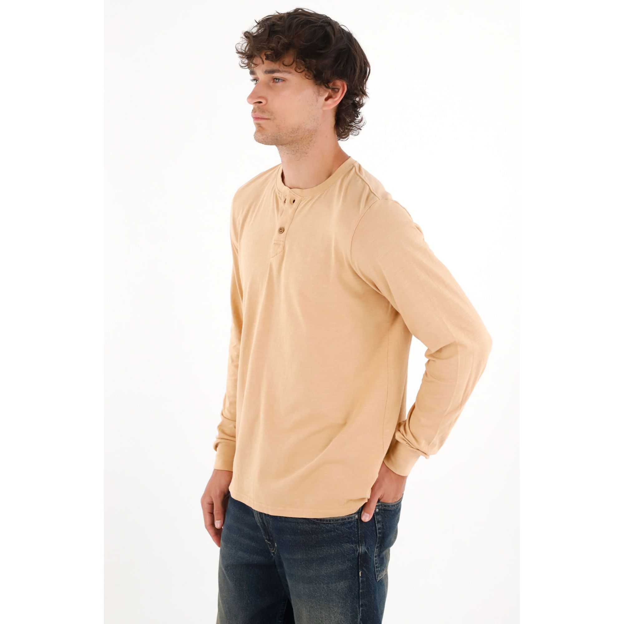 Camiseta manga larga con perilla café para hombre