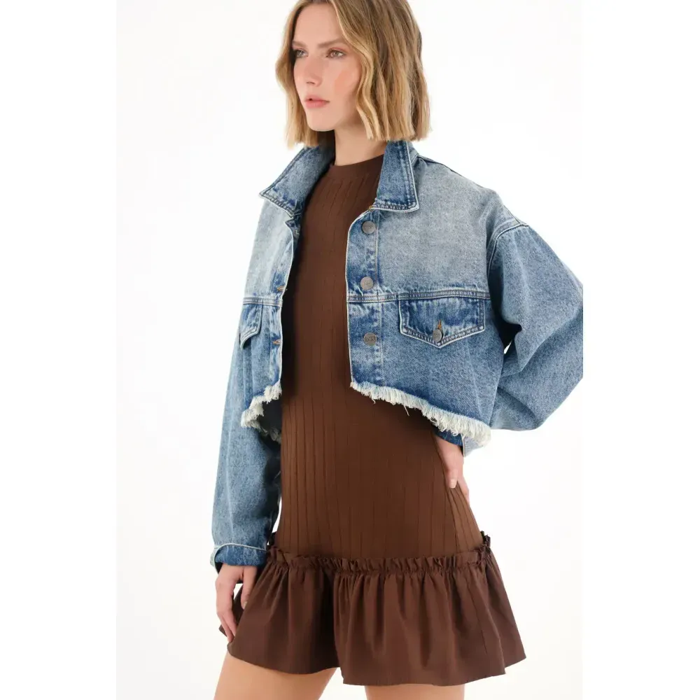 Chaqueta crop con ruedo al corte en denim para mujer