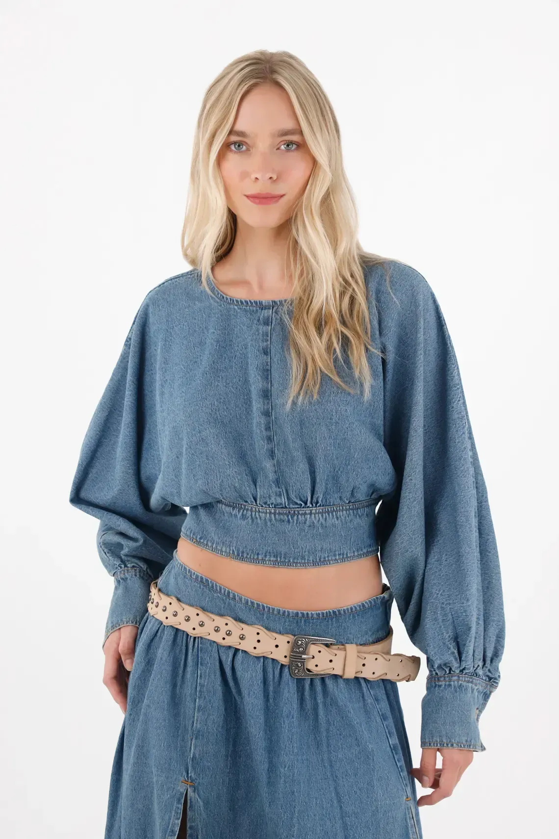 Camisa crop en denim azul para mujer