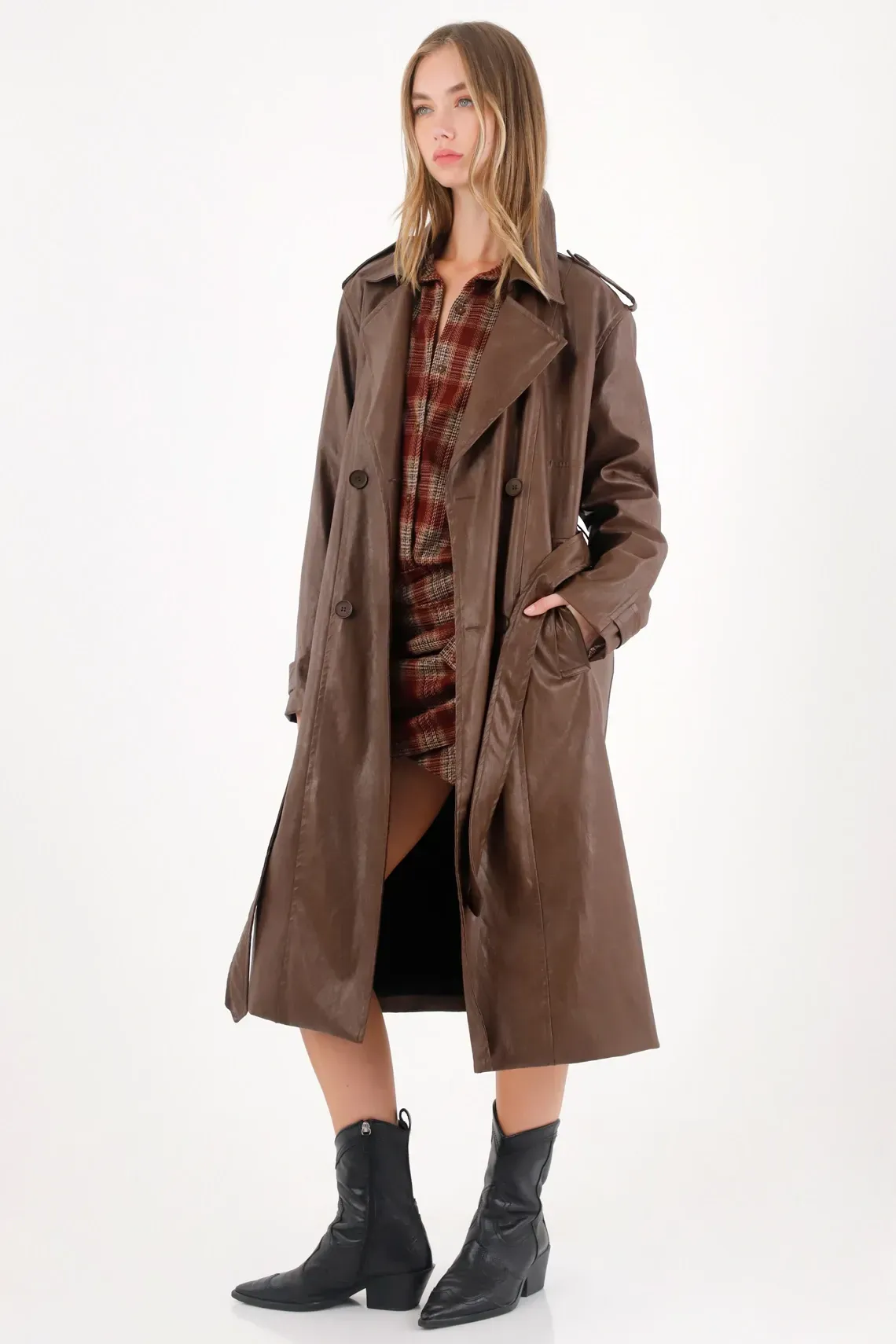Abrigo tipo trench en cuero sintético café para mujer