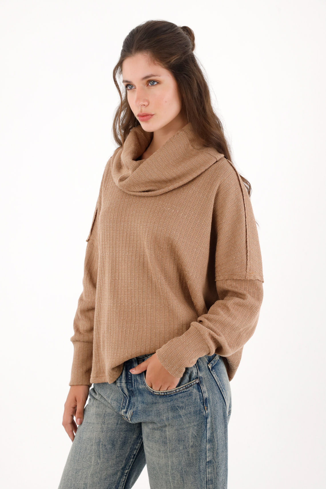Buzo cuello tortuga amplio café para mujer