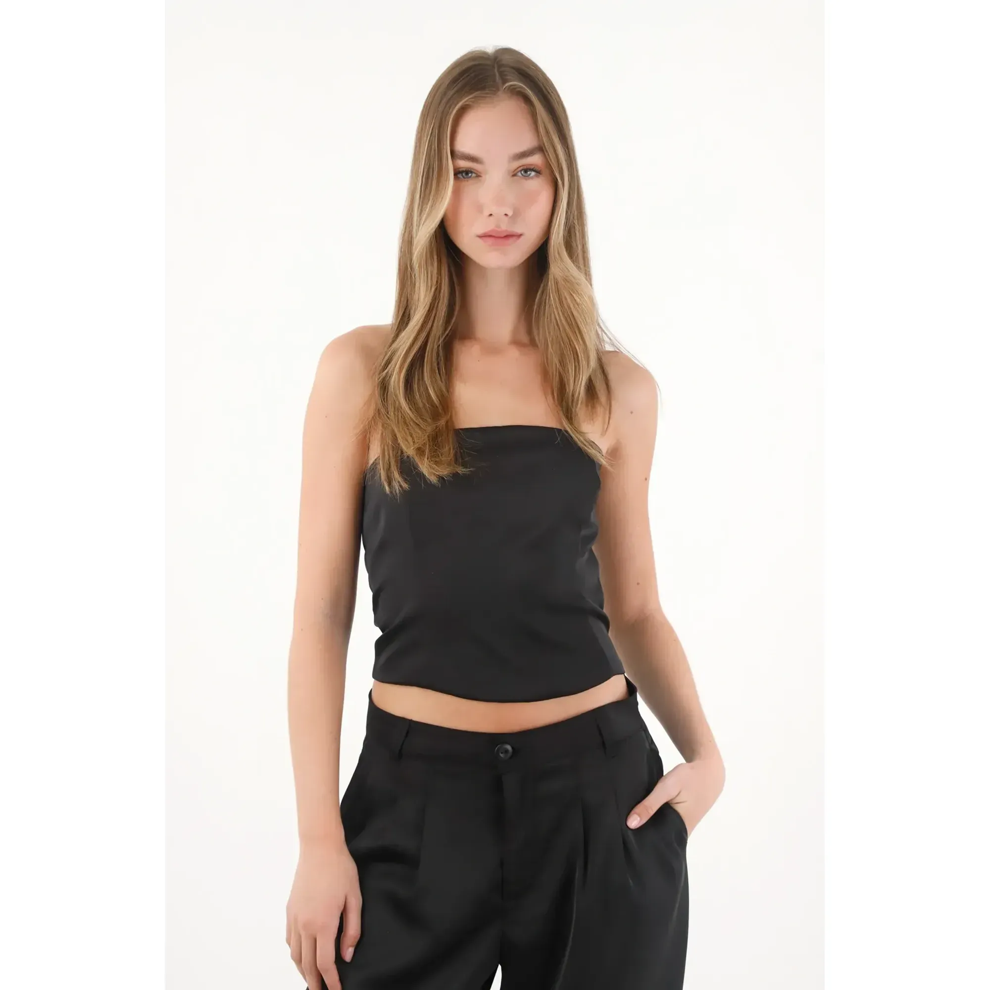 Camisa strapless en satín negra para mujer