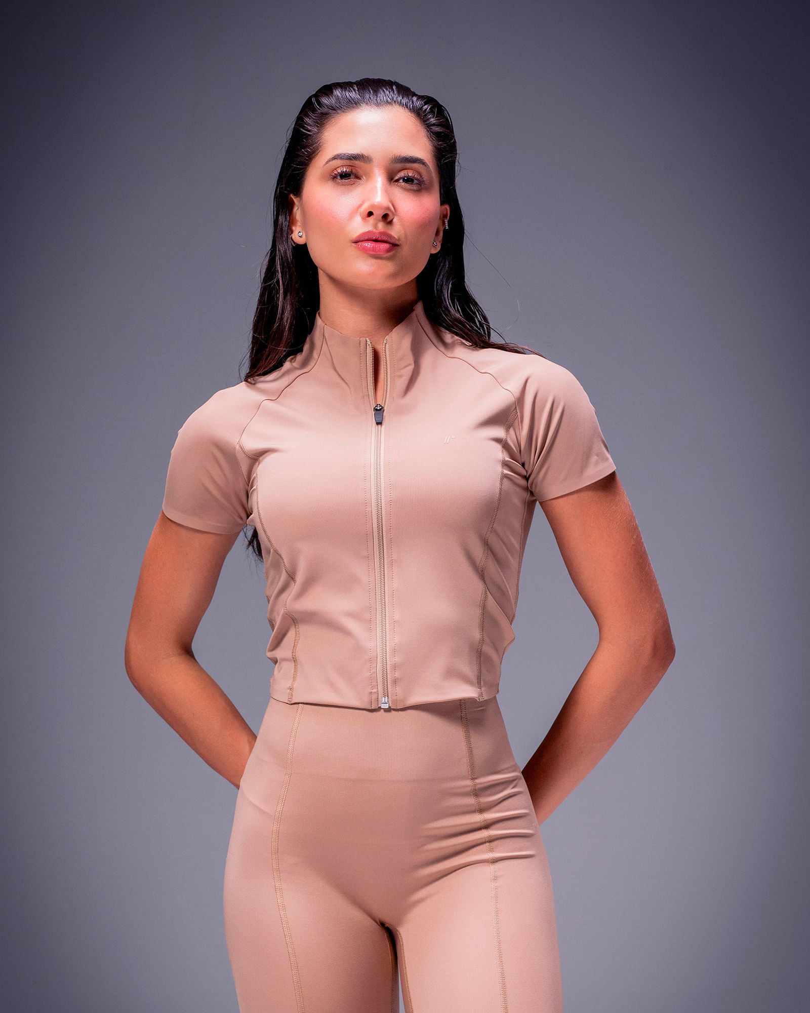 Crop Top Cuello Alto Con Cierre,  Color ARENA  Para Mujer