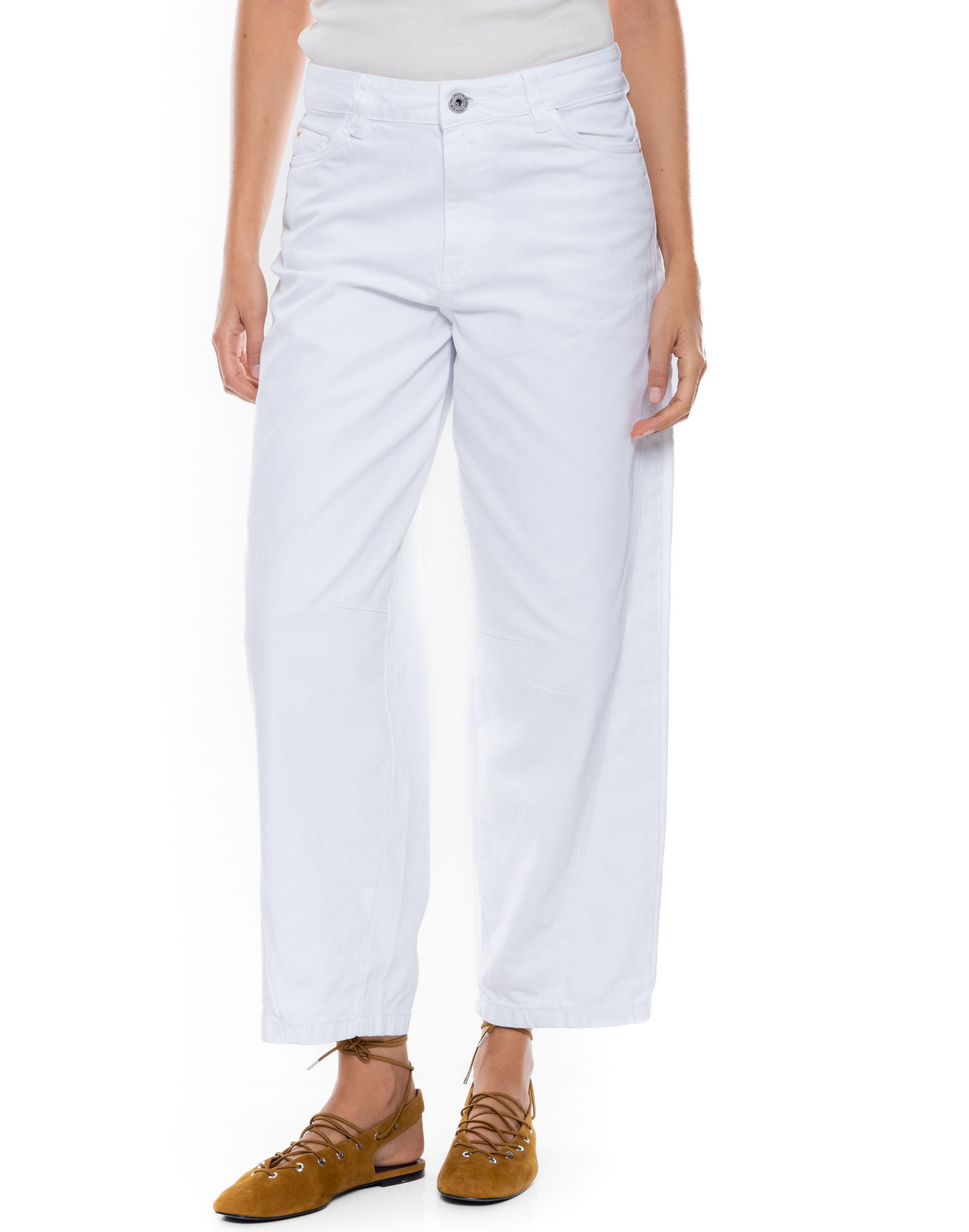Barrel Jeans Con Cortes Y Pinzas Decorativas