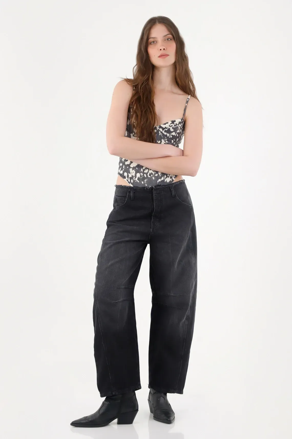 Jean para mujer algodón negro silueta herradura con cintura lisa