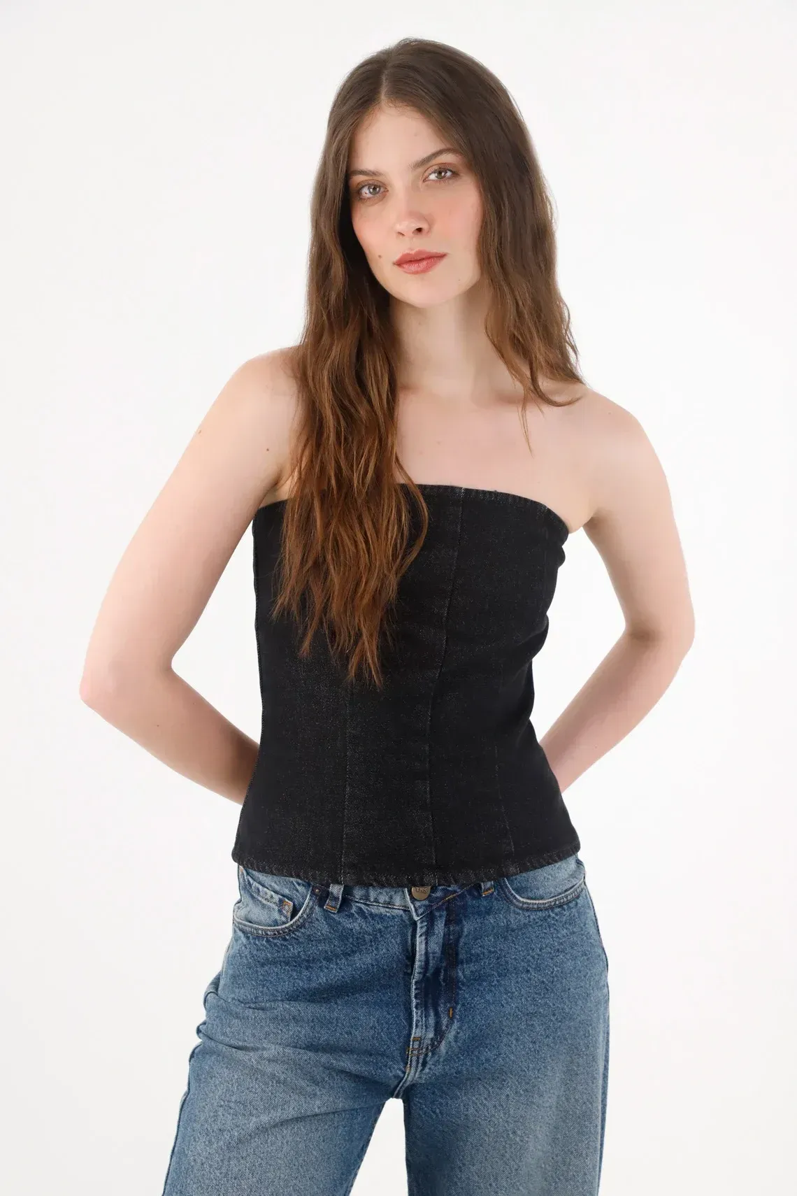 Camisa en denim negra strapless para mujer