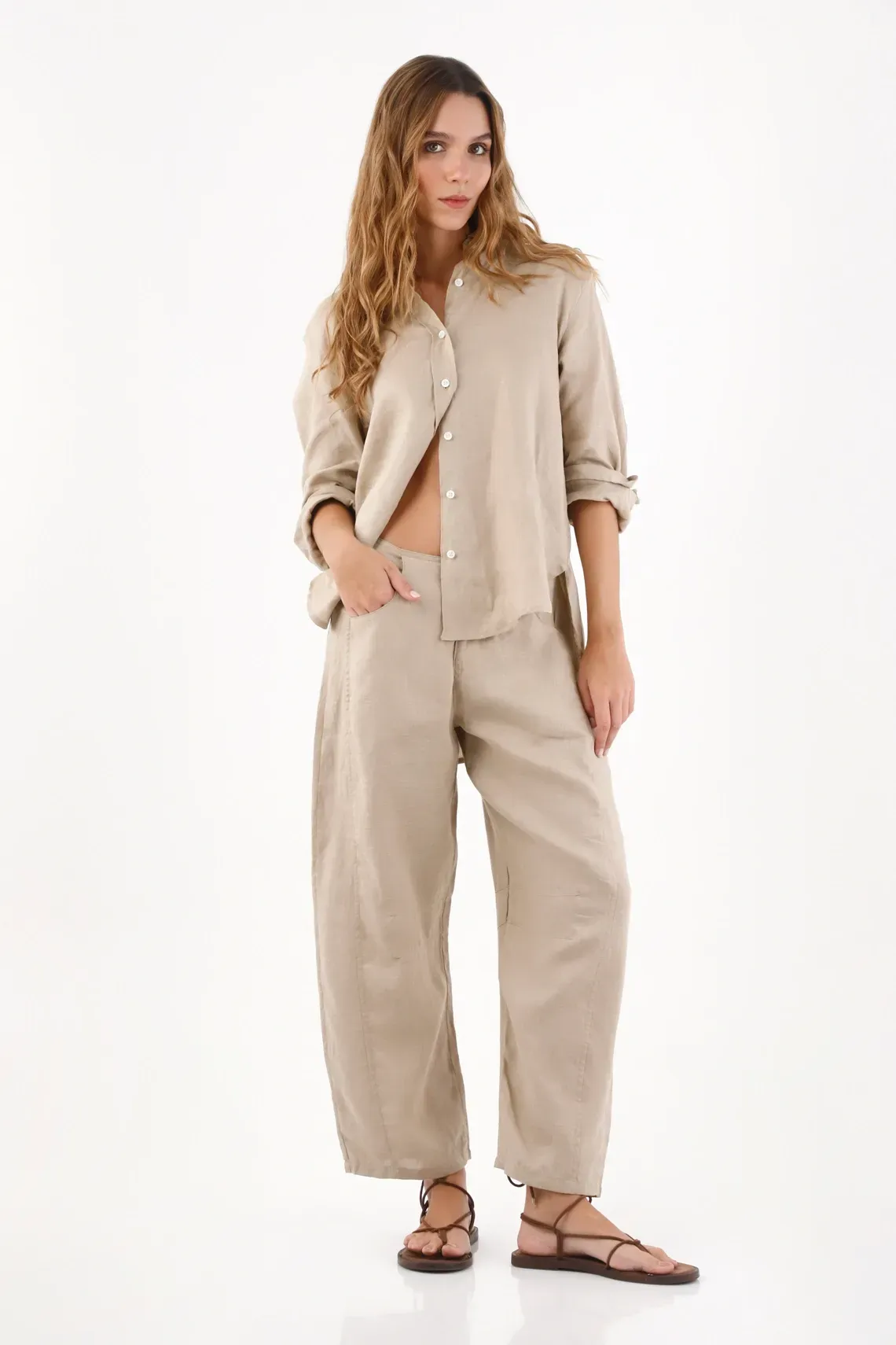 Pantalón mujer en lino arena pierna ancha minimalista