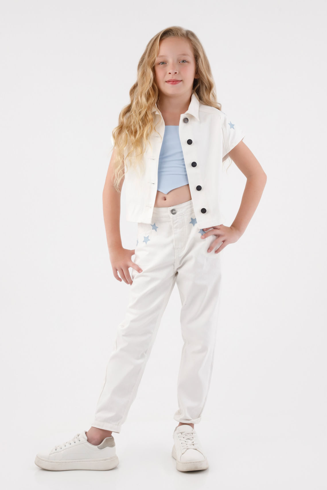 Jean para niña de algodón blanco mom fit con estrellas azules