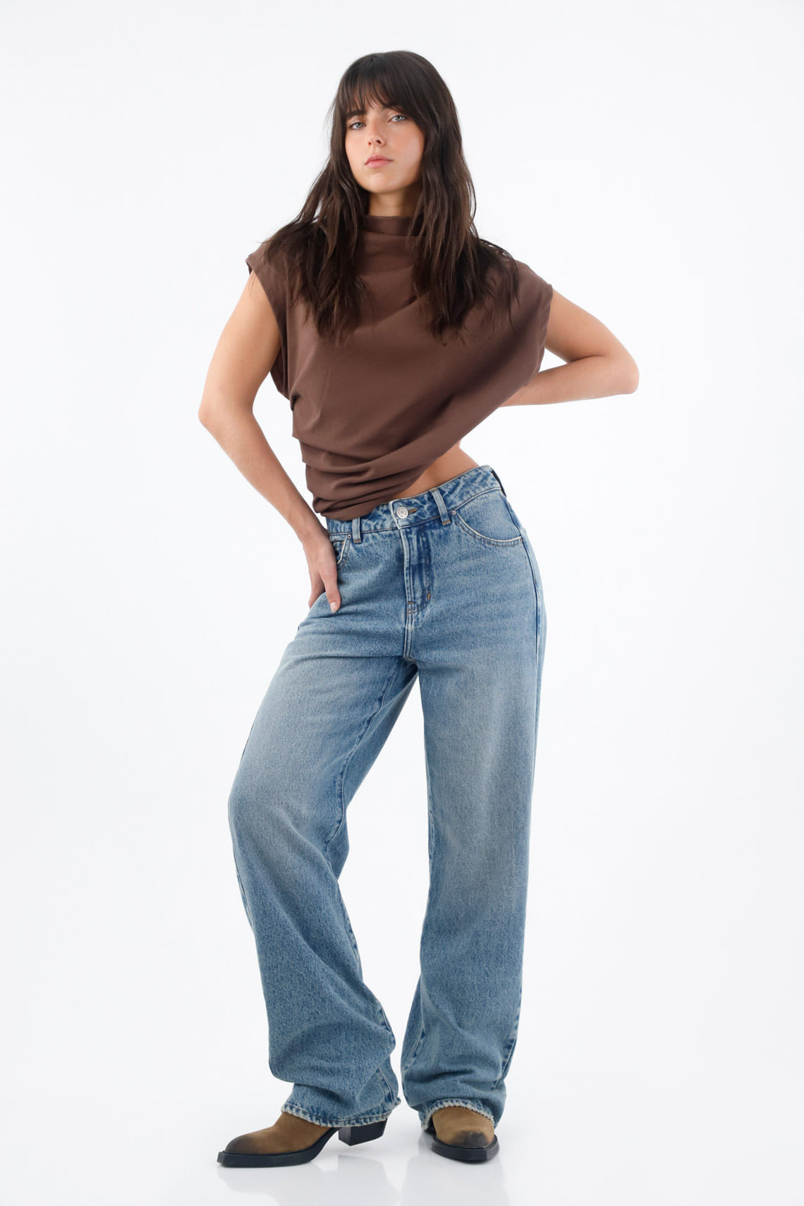 Jeans para mujer en denim de algodón azul medio fit recto con pretina doble botón
