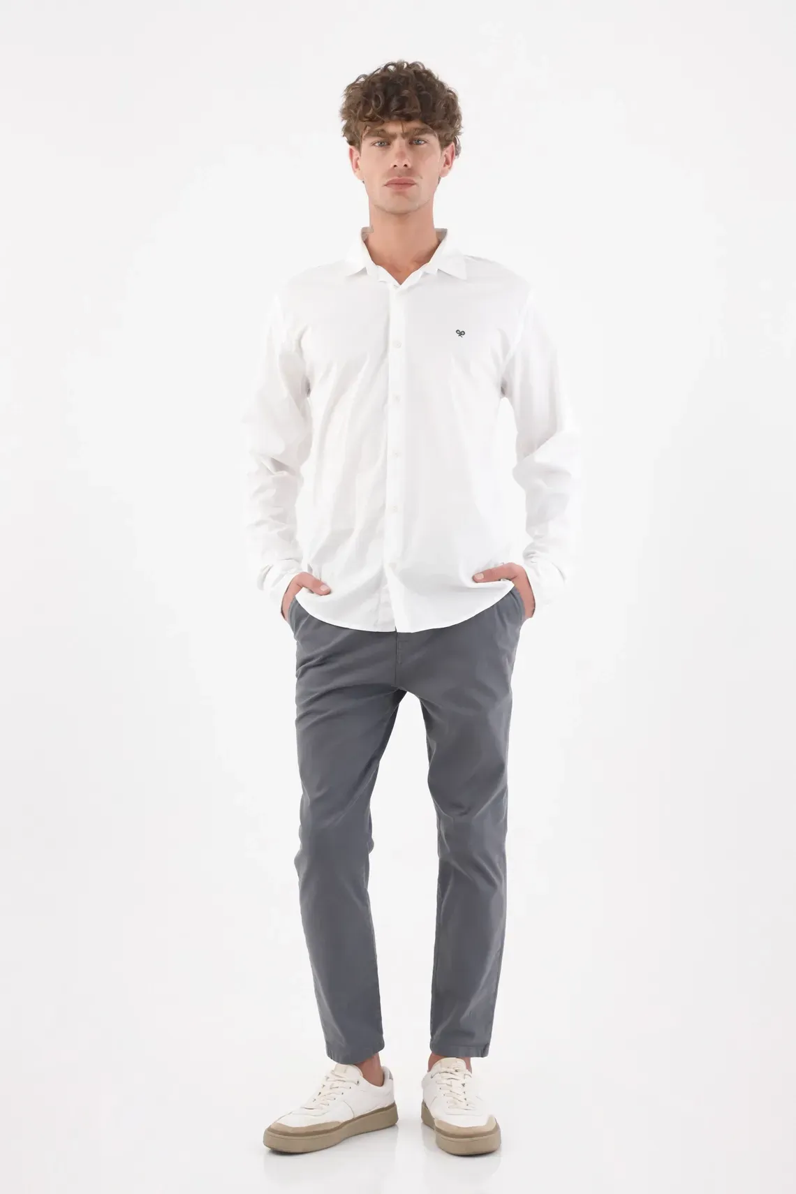 Pantalón chino para hombre en algodón gris slim con tobillo limpio