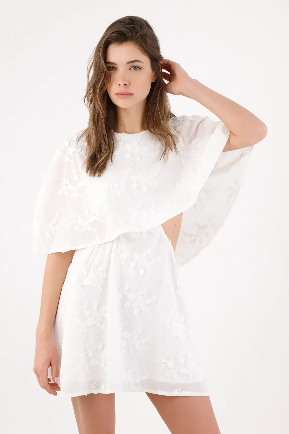 Vestido corto corte A con capa flotante en algodón blanco para mujer