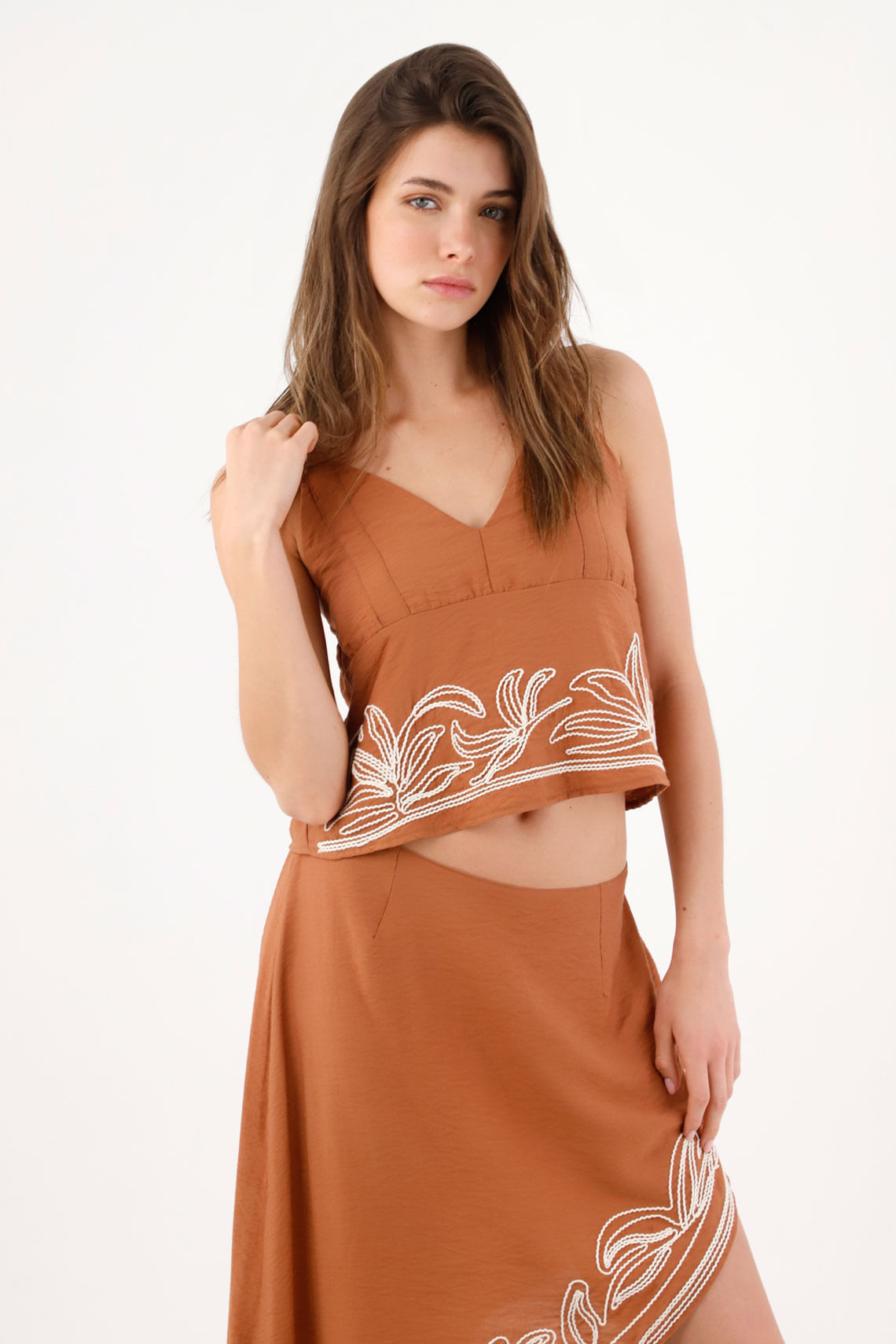 Top crop fit relajado con bordado floral en viscosa terracota para mujer