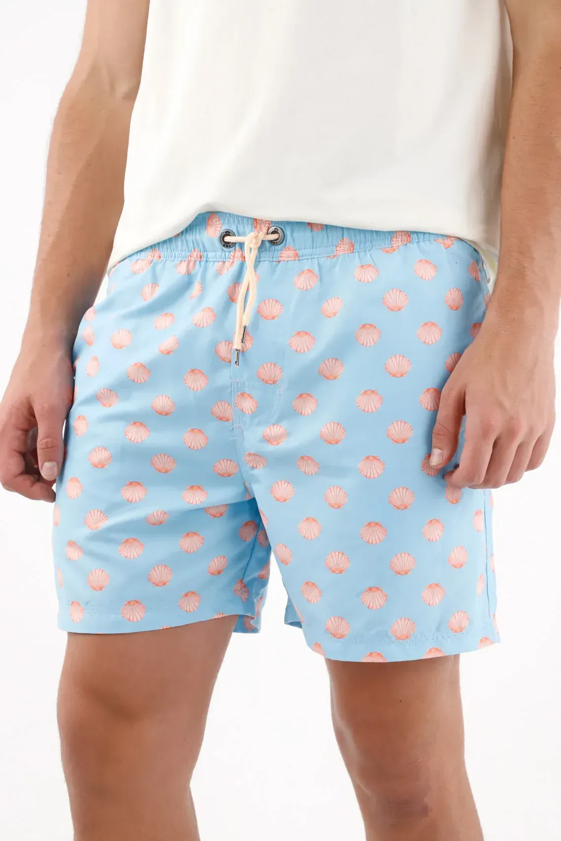Pantaloneta de baño fit clásico con estampado de conchas en poliéster azul cielo para hombre