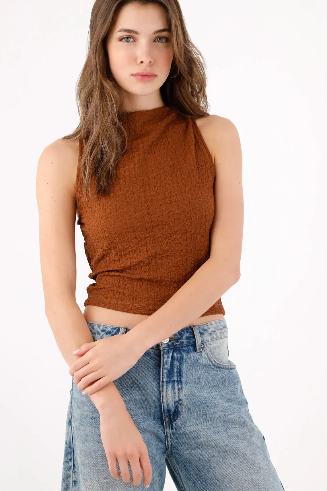 Top slim fit con textura crinkle en poliéster terracota para mujer
