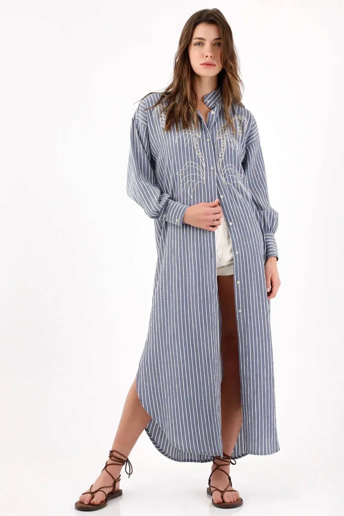 Vestido camisero relajado con bordado de palmeras en poliéster azul a rayas para mujer