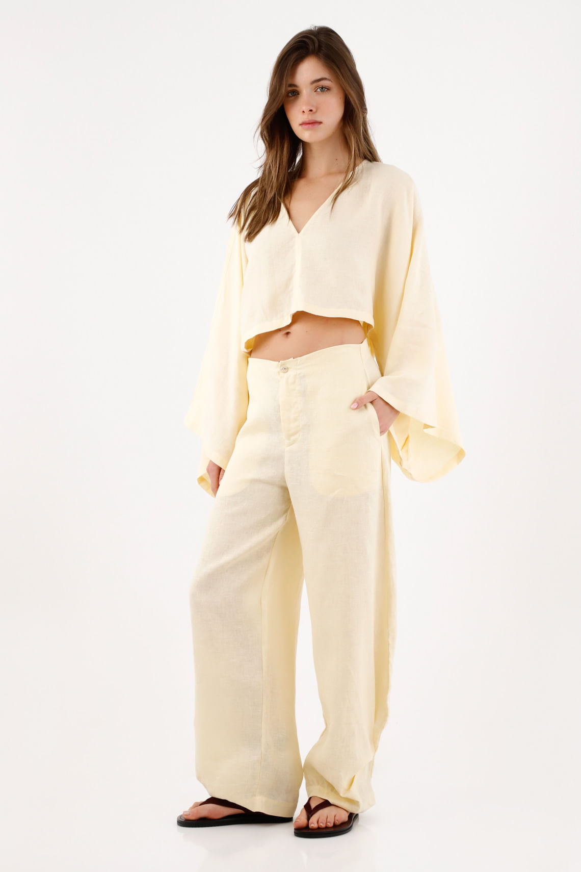Pantalón pierna ancha con caída fluida en lino amarillo para mujer