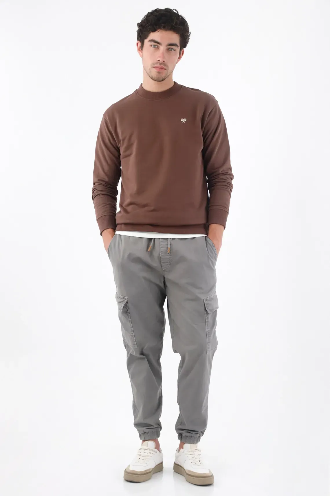 Pantalón jogger con bolsillos cargo de algodón gris para hombre
