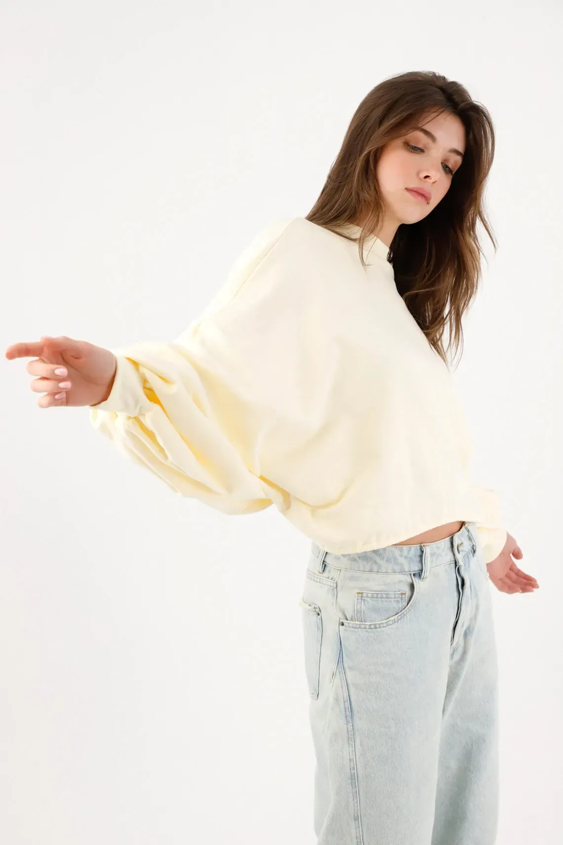 Buzo oversize cropped con mangas abullonadas en algodón amarillo pastel para mujer