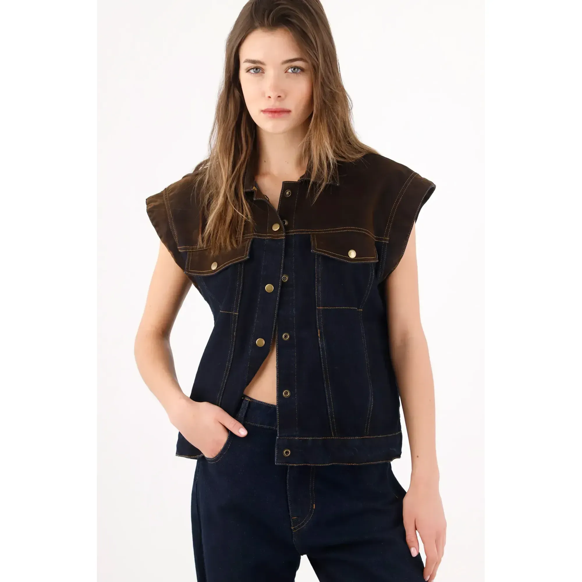 Chaleco recto con canesú contrastado en denim azul para mujer