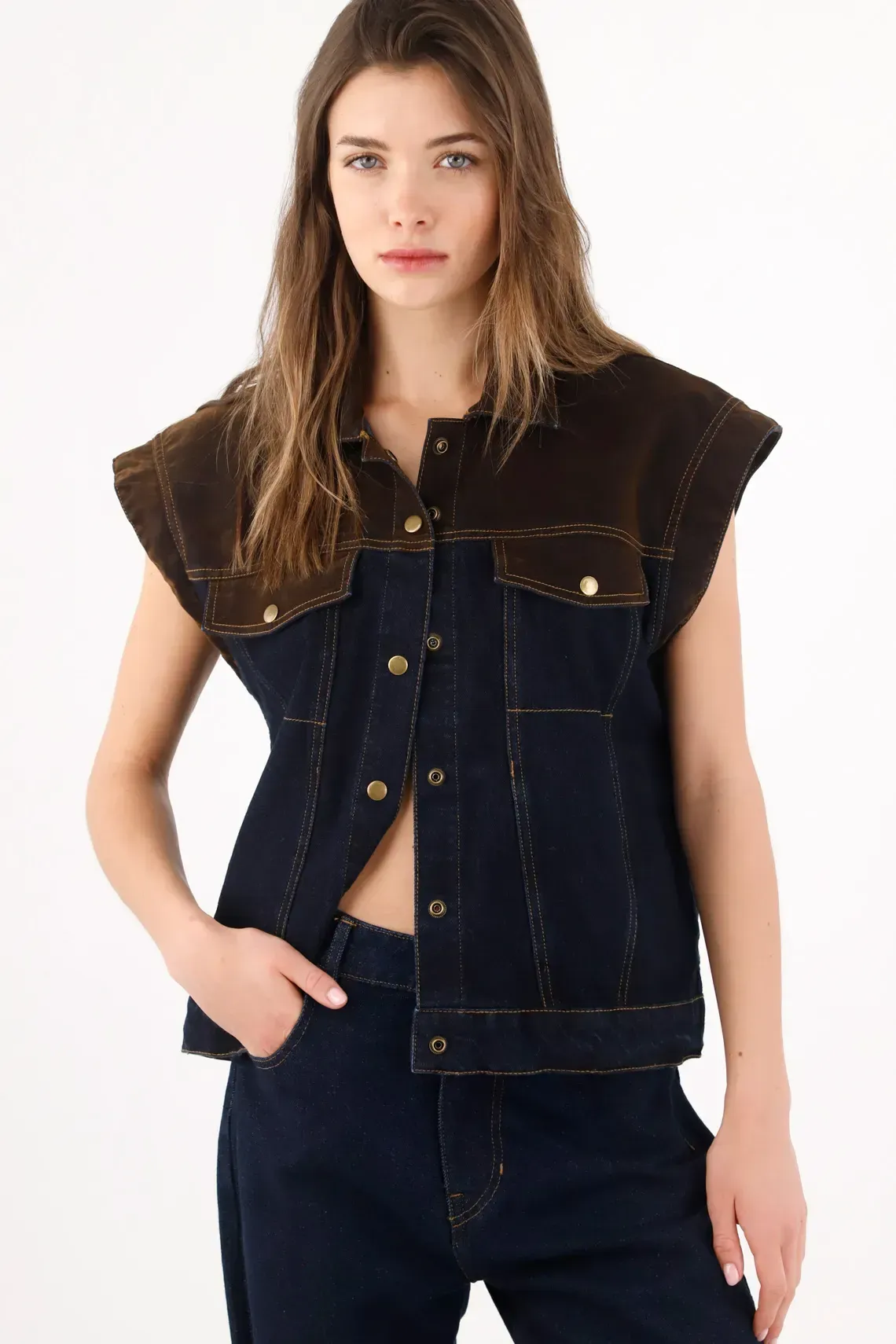 Chaleco recto con canesú contrastado en denim azul para mujer