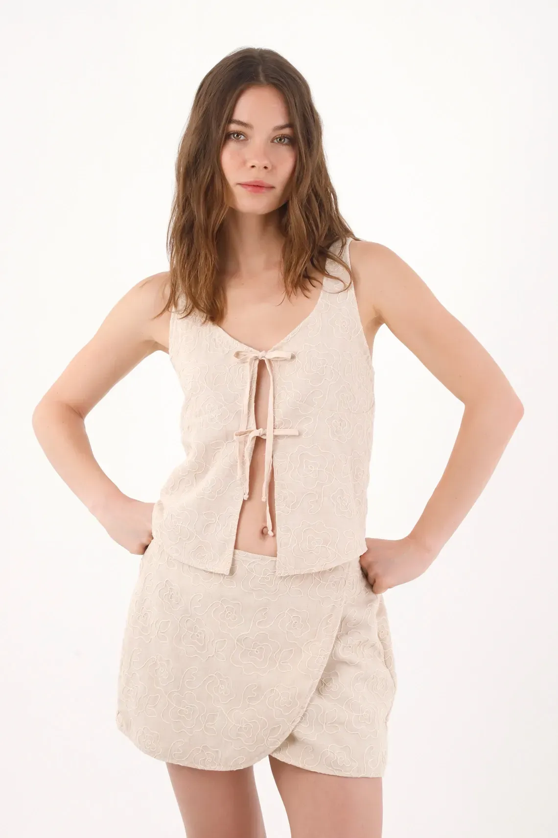 Falda mini envolvente con textura floral en beige para mujer