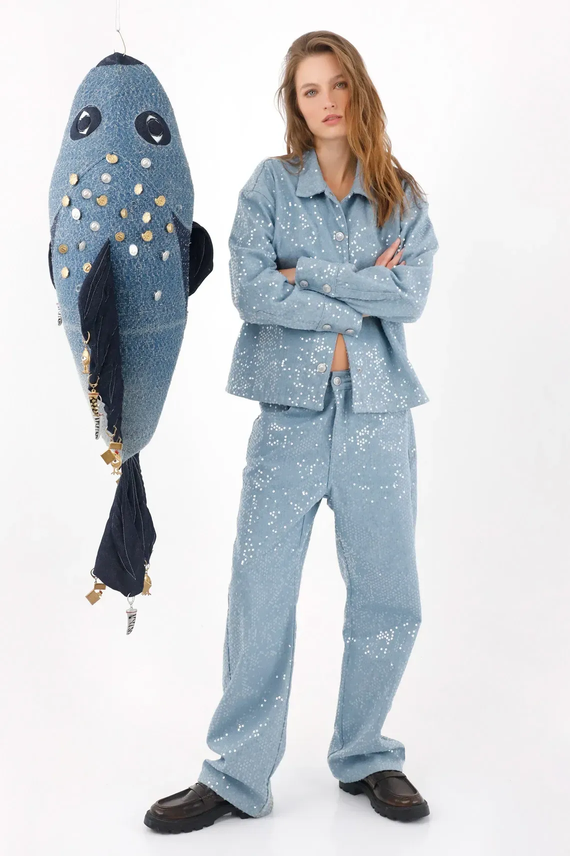 Jean wide leg con puntos metalizados en denim para mujer