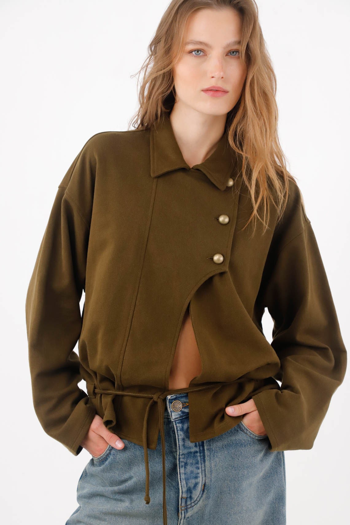 Buzo fit relajado con cruce asimétrico en algodón verde oliva para mujer