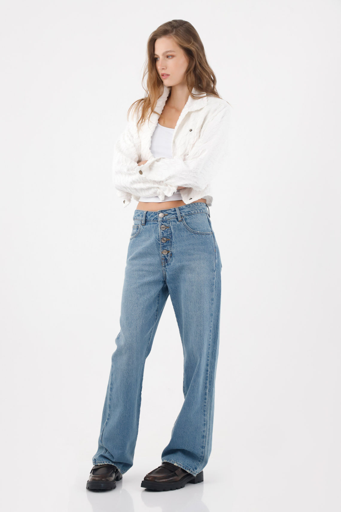 Jean recto con botonadura visible en denim para mujer
