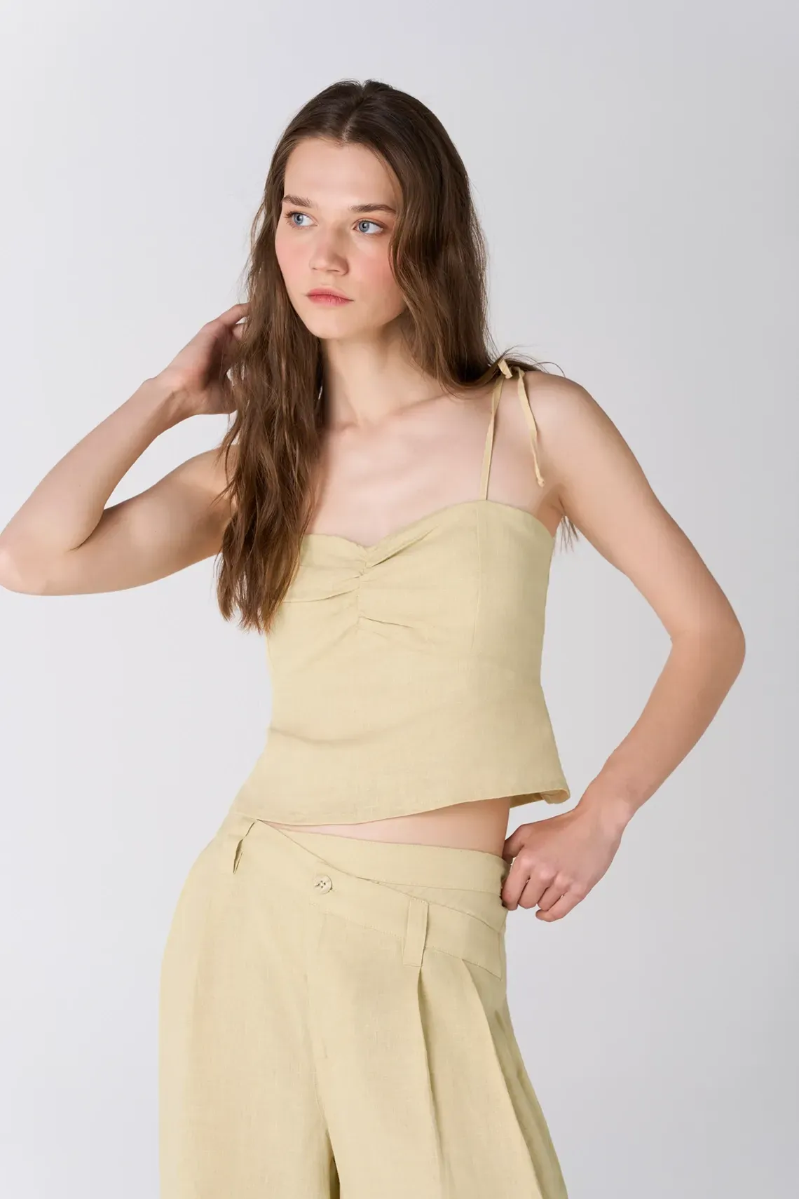 Top entallado con escote corazón fruncido de lino amarillo pastel para mujer